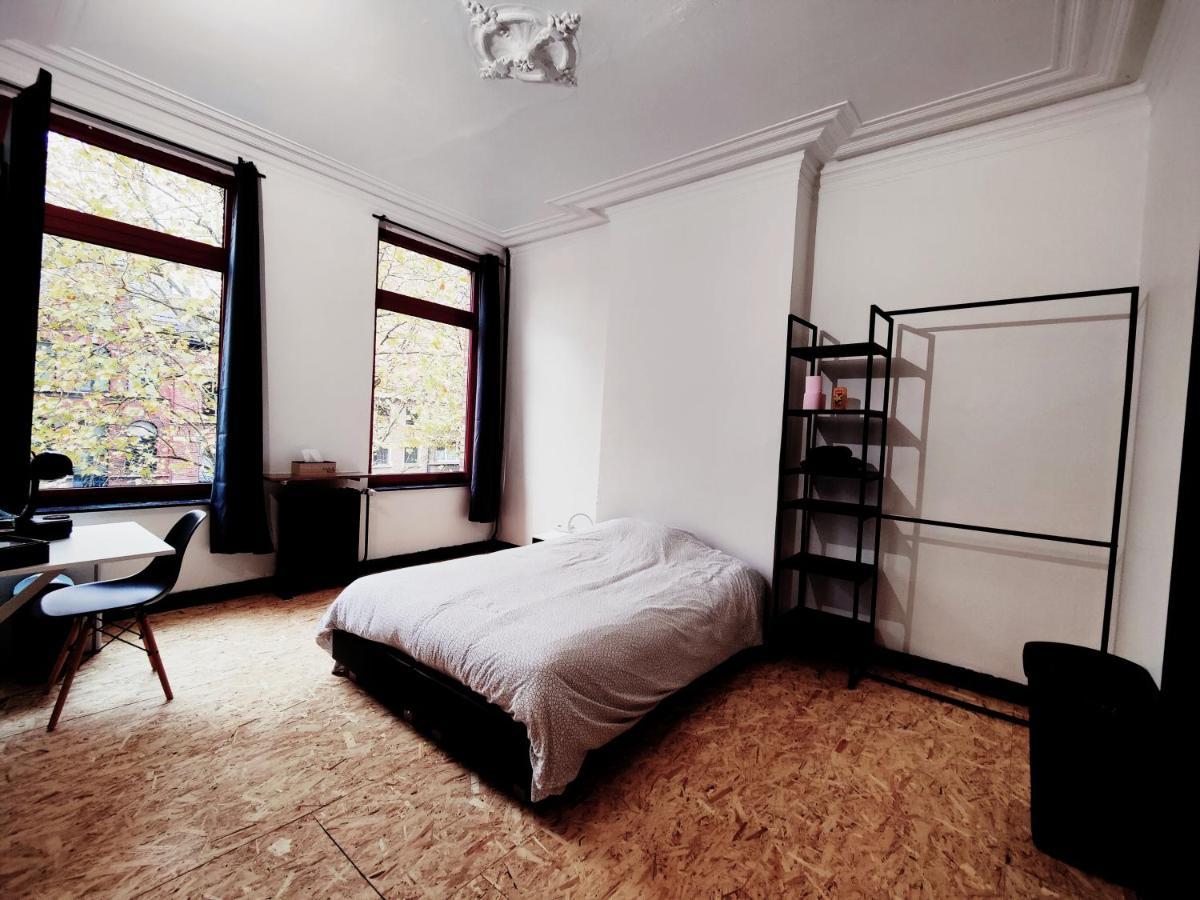 Private Industrial Room 2 In Center Of שרלרואה מראה חיצוני תמונה